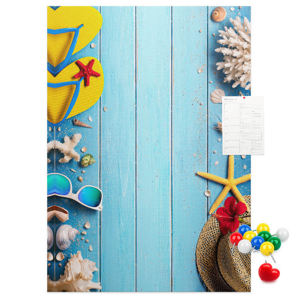 Kurk bedrukken zomeraccessoires op een blauwe houten achtergrond