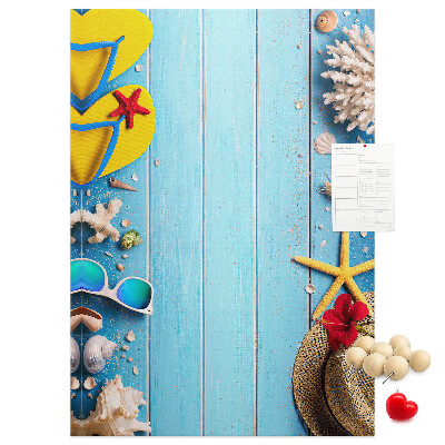 Kurk bedrukken zomeraccessoires op een blauwe houten achtergrond