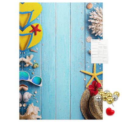 Kurk bedrukken zomeraccessoires op een blauwe houten achtergrond