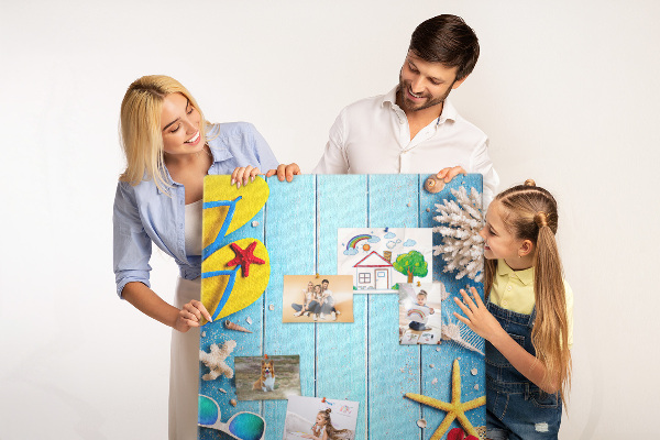 Kurk bedrukken zomeraccessoires op een blauwe houten achtergrond