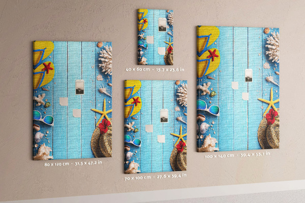 Kurk bedrukken zomeraccessoires op een blauwe houten achtergrond