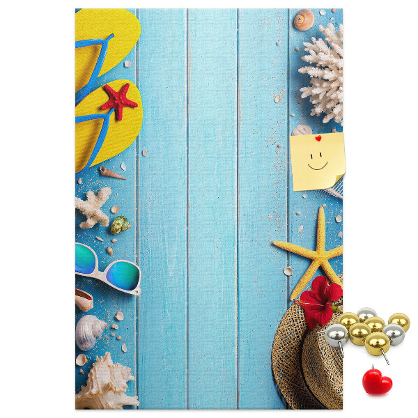 Kurk bedrukken zomeraccessoires op een blauwe houten achtergrond