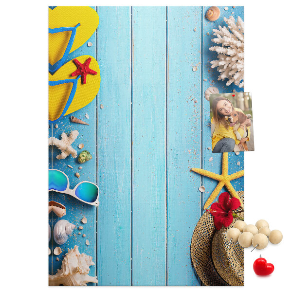 Kurk bedrukken zomeraccessoires op een blauwe houten achtergrond