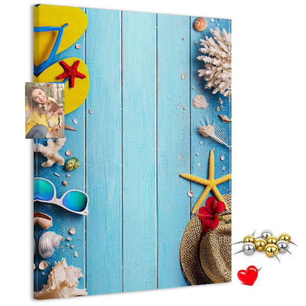 Kurk bedrukken zomeraccessoires op een blauwe houten achtergrond