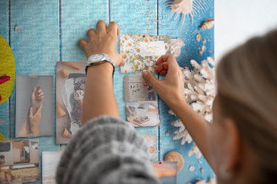 Memobord van kurk met zomerse strandaccessoires op een blauwe achtergrond