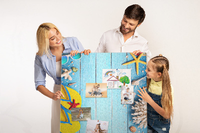 Memobord van kurk met zomerse strandaccessoires op een blauwe achtergrond