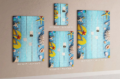 Memobord van kurk met zomerse strandaccessoires op een blauwe achtergrond