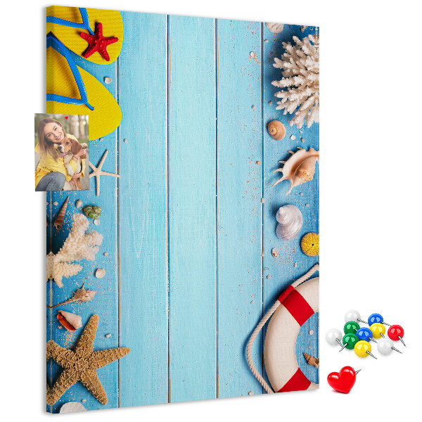 Prikbord van kurk met afbeelding van zomerstrand met schelpen en zand