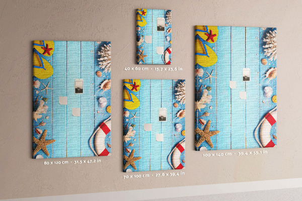Prikbord van kurk met afbeelding van zomerstrand met schelpen en zand