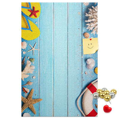 Prikbord van kurk met afbeelding van zomerstrand met schelpen en zand