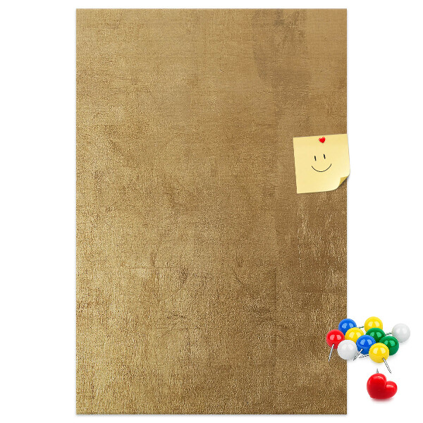 Kurk memobord met goudkleurig papier en gekleurde spelden