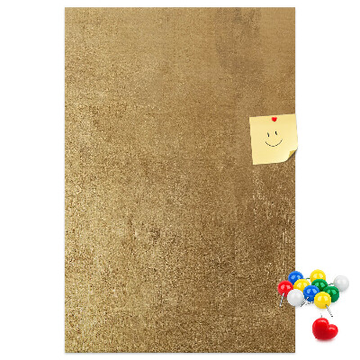 Kurk memobord met goudkleurig papier en gekleurde spelden