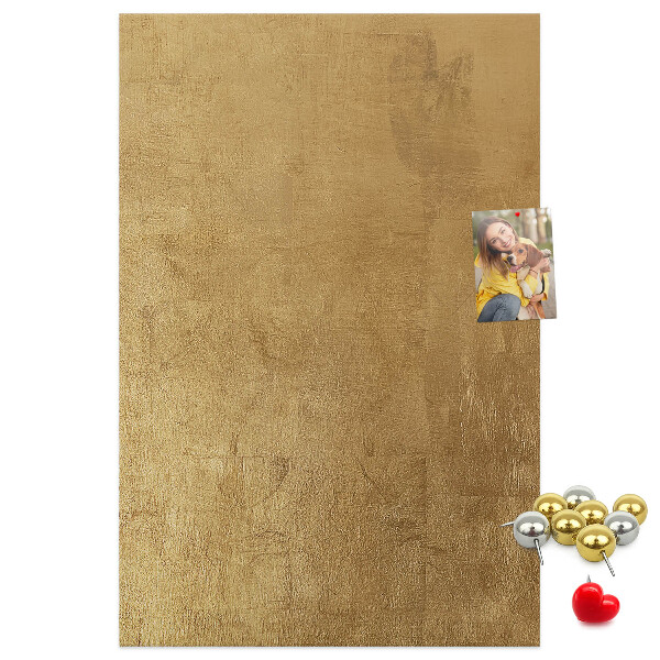 Kurk memobord met goudkleurig papier en gekleurde spelden