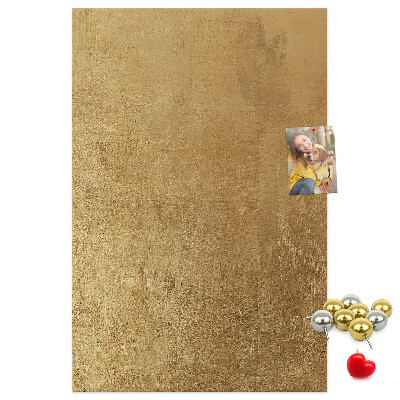 Kurk memobord met goudkleurig papier en gekleurde spelden