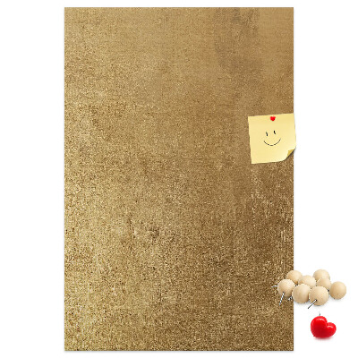 Kurk memobord met goudkleurig papier en gekleurde spelden