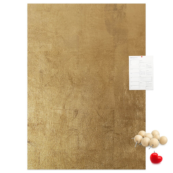 Kurk memobord met goudkleurig papier en gekleurde spelden