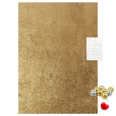 Kurk memobord met goudkleurig papier en gekleurde spelden
