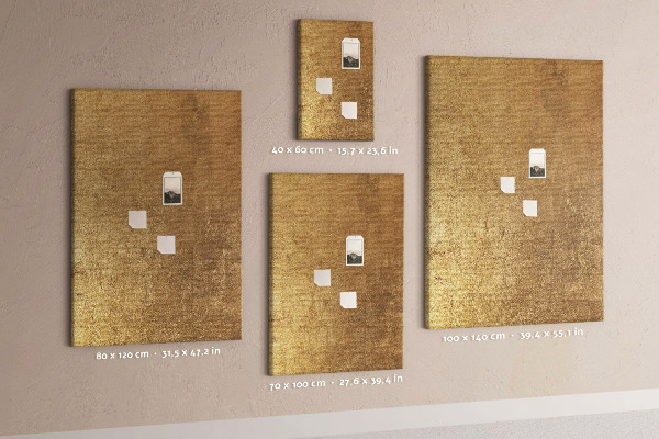 Kurk memobord met goudkleurig papier en gekleurde spelden