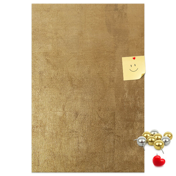 Kurk memobord met goudkleurig papier en gekleurde spelden