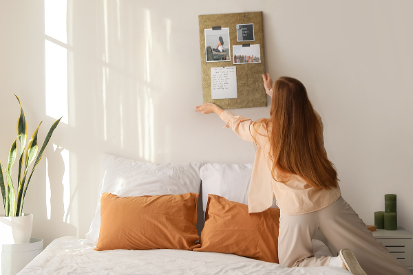 Kurk memobord met goudkleurig papier en gekleurde spelden