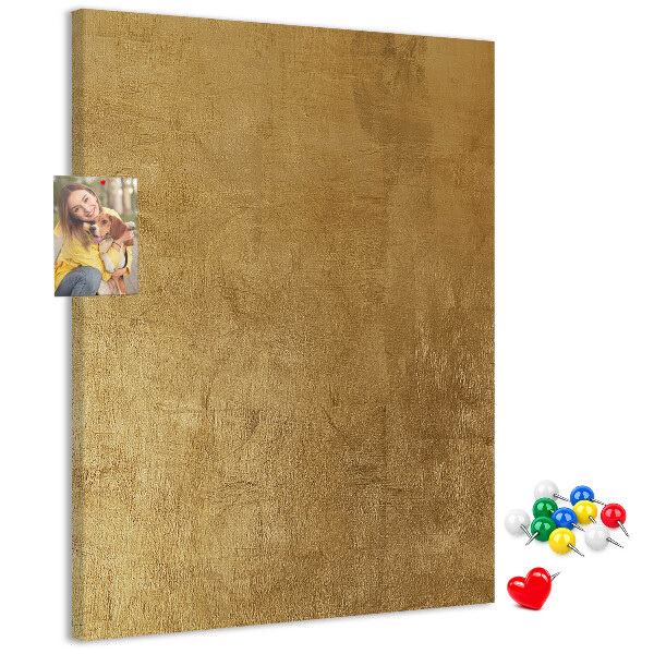 Kurk memobord met goudkleurig papier en gekleurde spelden