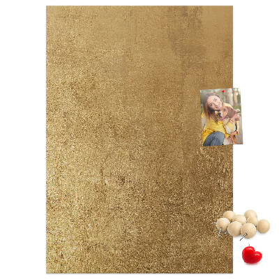 Kurk memobord met goudkleurig papier en gekleurde spelden
