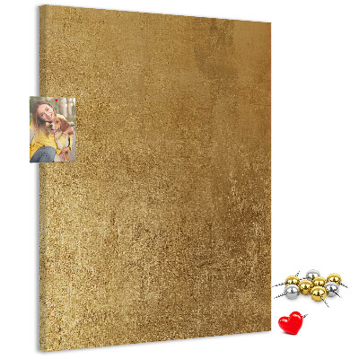 Kurk memobord met goudkleurig papier en gekleurde spelden