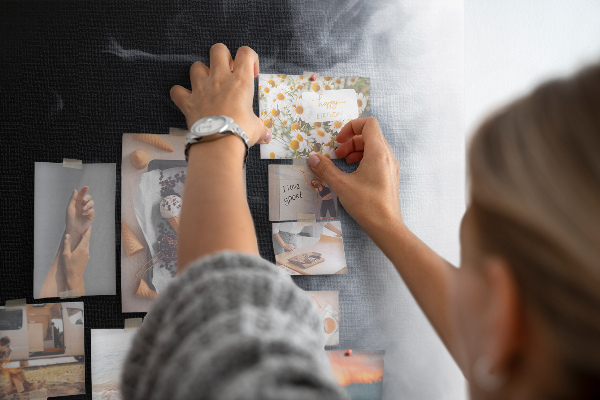 Prikbord van kurk met een zwart-wit verloop