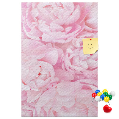 Memobord van kurk met een print van roze pioenrozen in volle bloei