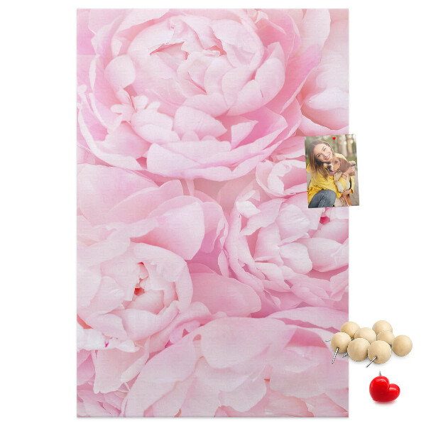 Memobord van kurk met een print van roze pioenrozen in volle bloei