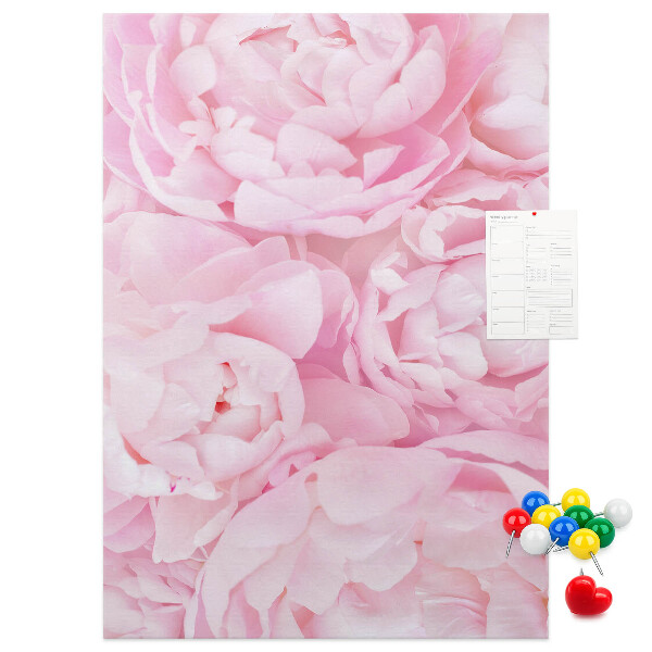 Memobord van kurk met een print van roze pioenrozen in volle bloei