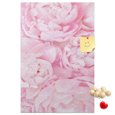 Memobord van kurk met een print van roze pioenrozen in volle bloei