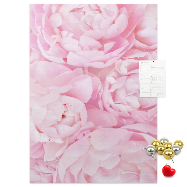 Memobord van kurk met een print van roze pioenrozen in volle bloei