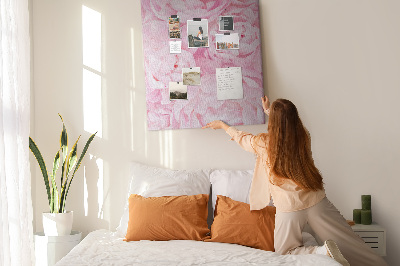 Memobord van kurk met een print van roze pioenrozen in volle bloei