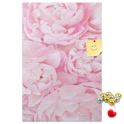 Memobord van kurk met een print van roze pioenrozen in volle bloei