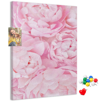 Memobord van kurk met een print van roze pioenrozen in volle bloei