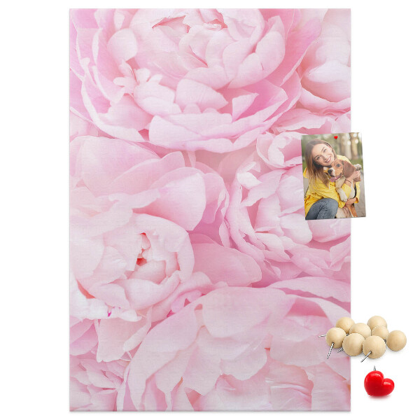 Memobord van kurk met een print van roze pioenrozen in volle bloei