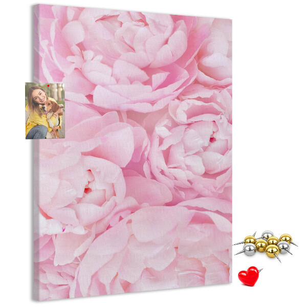 Memobord van kurk met een print van roze pioenrozen in volle bloei