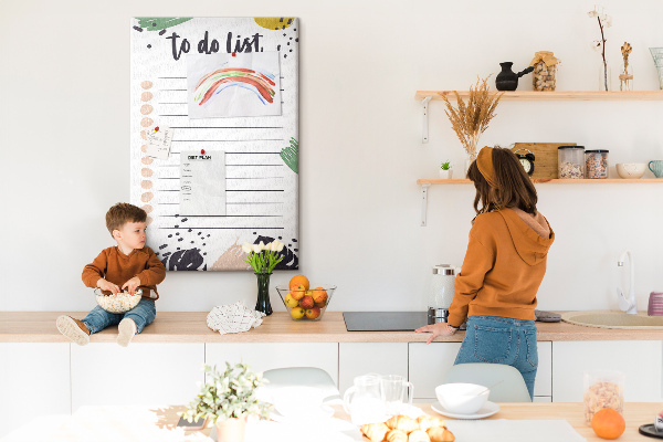 Kurken prikbord met een print van kleurrijke bladeren op een takenlijst