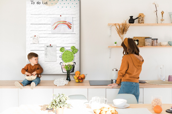 Kurken memobord met een cactus in een pot als to-do-lijst