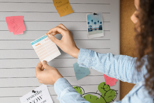 Kurken memobord met een cactus in een pot als to-do-lijst