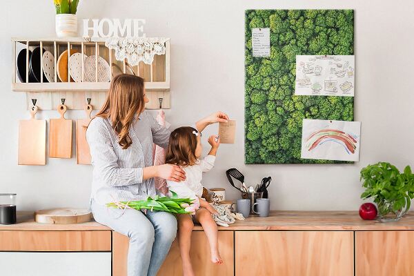 Prikbord van kurk met een afbeelding van een groen bos vanuit vogelperspectief