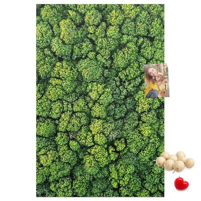 Prikbord van kurk met een afbeelding van een groen bos vanuit vogelperspectief