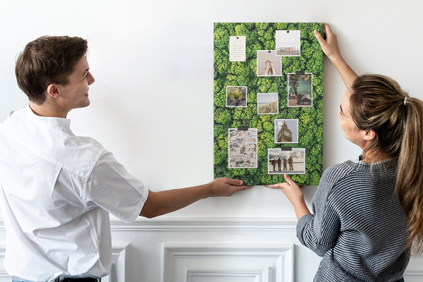 Prikbord van kurk met een afbeelding van een groen bos vanuit vogelperspectief