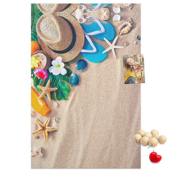 Prikbord van kurk met zomerherinneringen aan het strand en schelpen