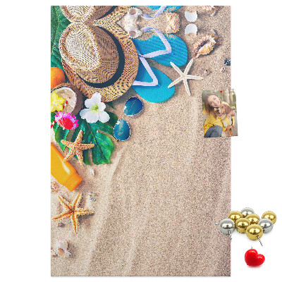 Prikbord van kurk met zomerherinneringen aan het strand en schelpen