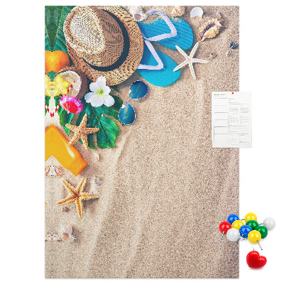 Prikbord van kurk met zomerherinneringen aan het strand en schelpen