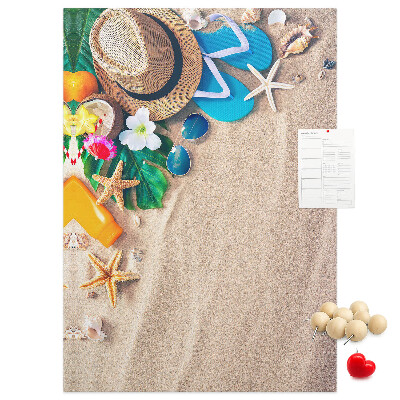 Prikbord van kurk met zomerherinneringen aan het strand en schelpen