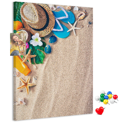 Prikbord van kurk met zomerherinneringen aan het strand en schelpen