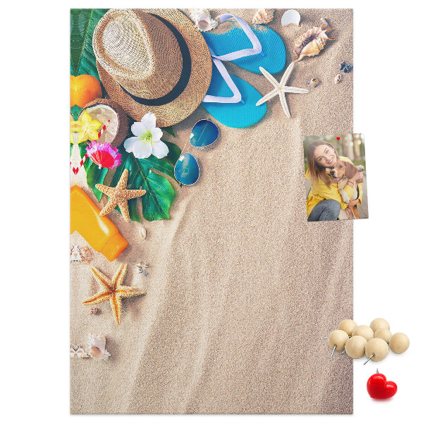 Prikbord van kurk met zomerherinneringen aan het strand en schelpen